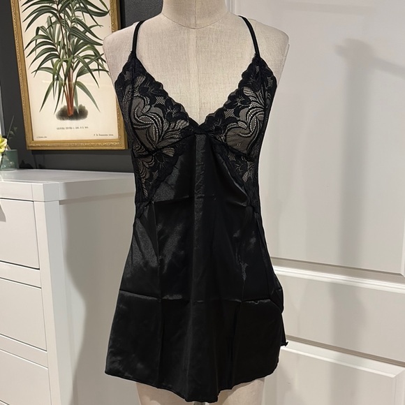 Elegant Black Velvet Chemise with Lace Trim - Picture 1 of 5